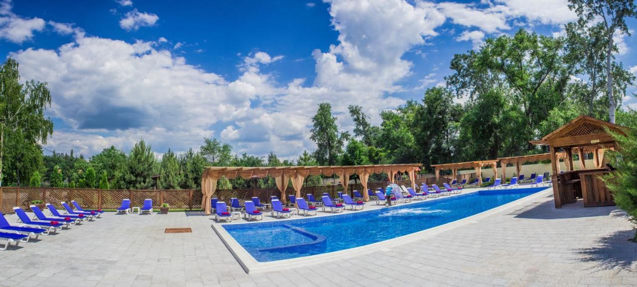 Relax Hotel - Restaurant Complex Novomoszkovszk Kültér fotó